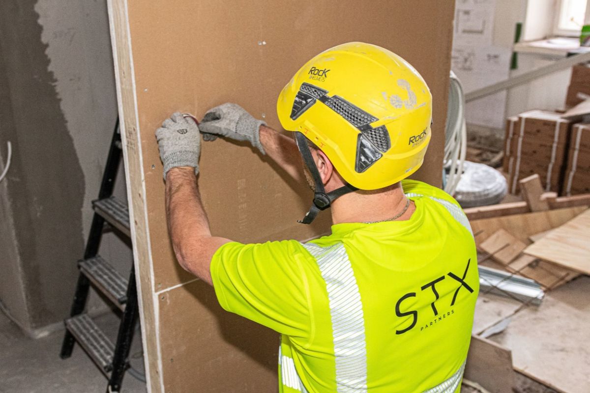 STX Partnersin työntekijä rakennus- ja asennustöissä