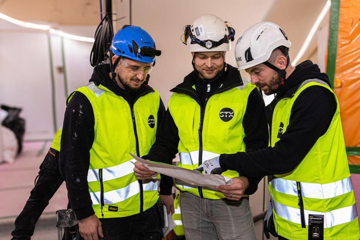 STX Partnersin työntekijöitä rakennusprojektin suunnittelussa